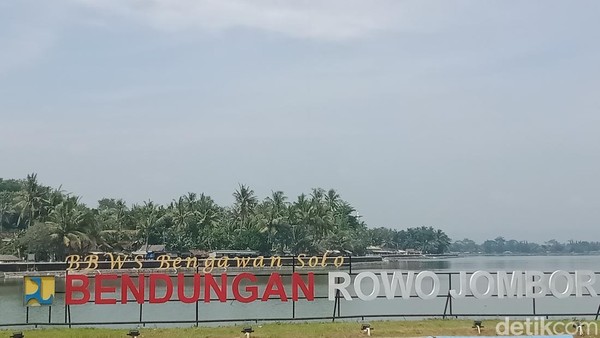 Rawa Jombor Klaten, mulai ramai pengunjung namun menyebabkan masalah kemacetan dan parkir yang belum teratasi.